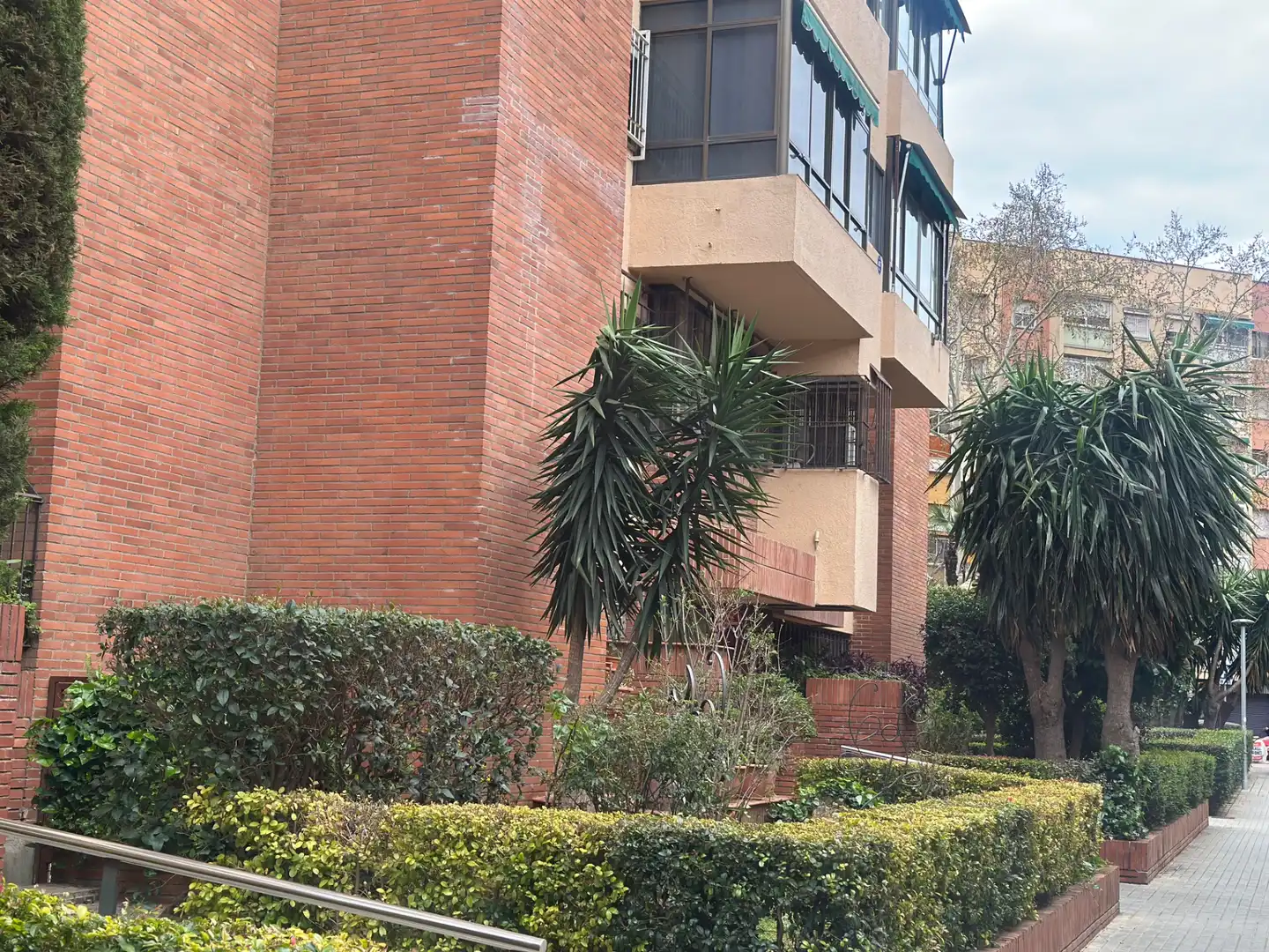 Vista exterior de Edificio en venta en Barcelona con Alarma