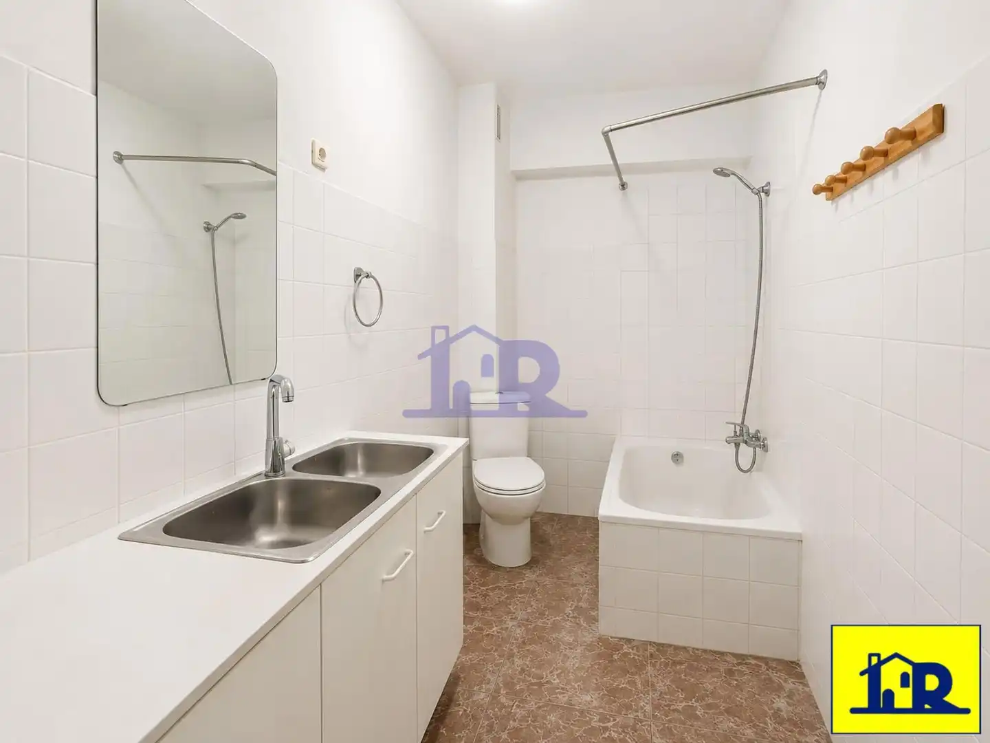 Bathroom of Flat for sale in Cuenca  with Air Conditioner and Heating