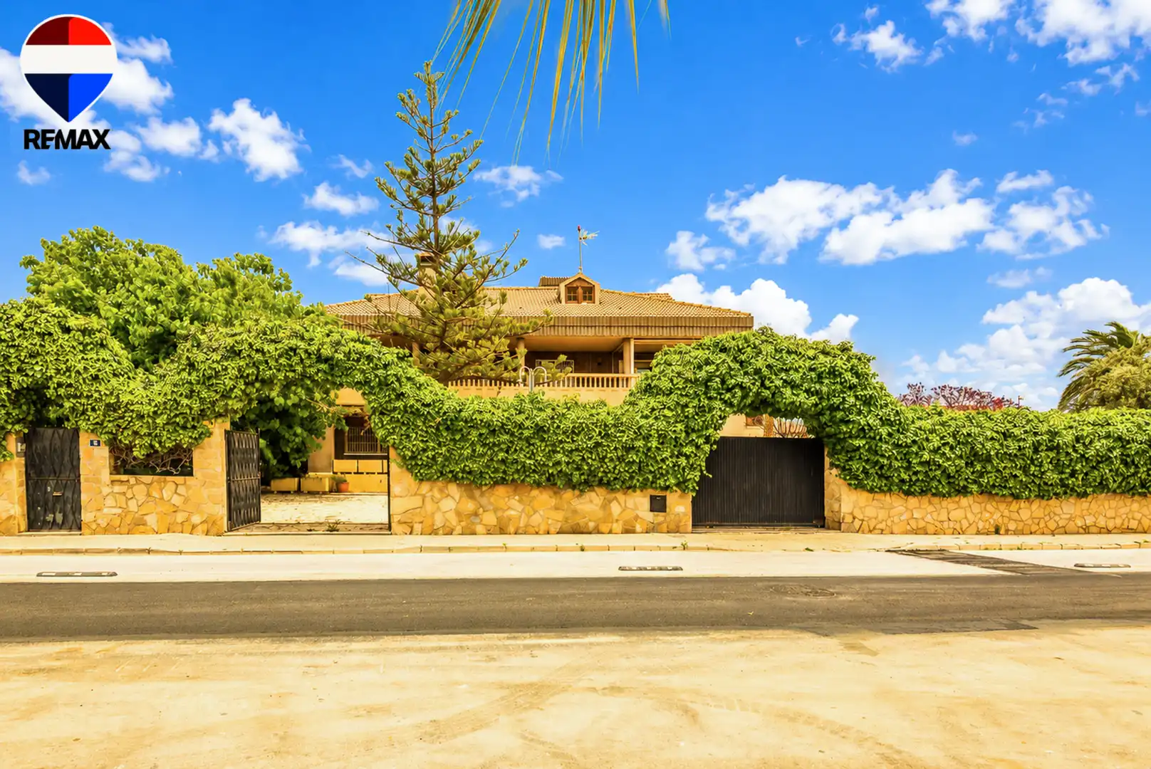 Vista exterior de Casa o xalet en venda en Sant Joan d'Alacant amb Aire condicionat, Jardí privat i Terrassa