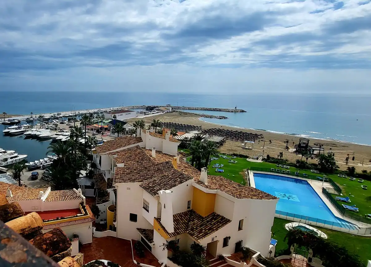 Außenansicht von Wohnungen zum Verkauf in Marbella mit Klimaanlage, Terrasse und Alarm