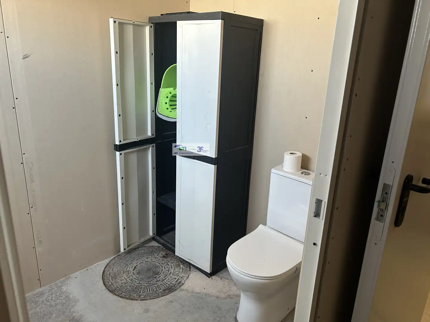 Baño de Nave industrial de alquiler en La Muela