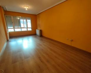 Living room of Flat for sale in Benavente  with Heating, Parquet flooring and Terrace