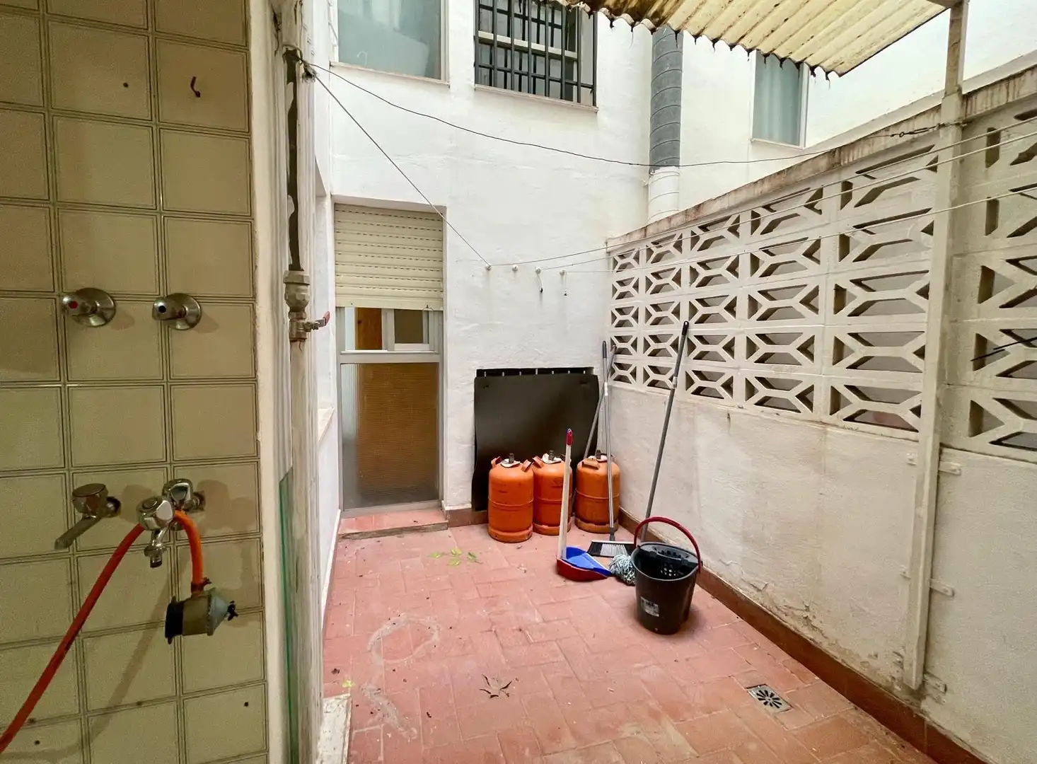 Vista exterior de Planta baja en venta en Elche / Elx con Balcón y Alarma