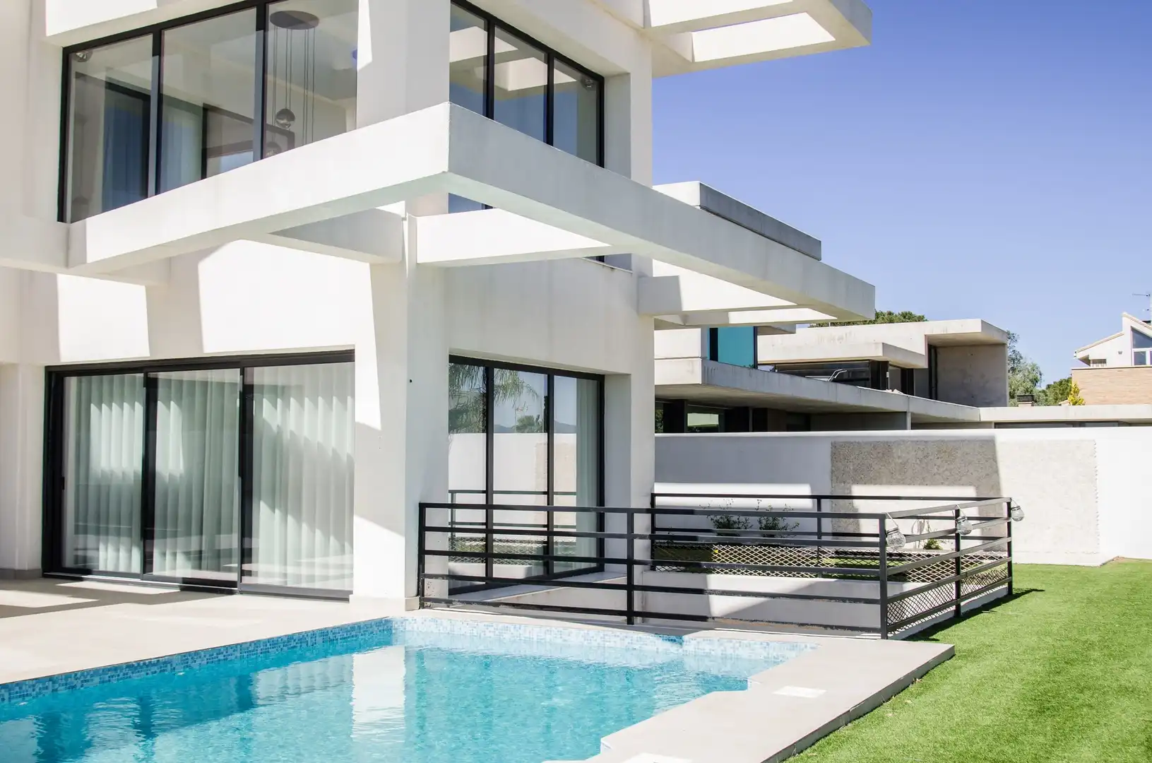 Detached house with pool for sale in Calle Falcia