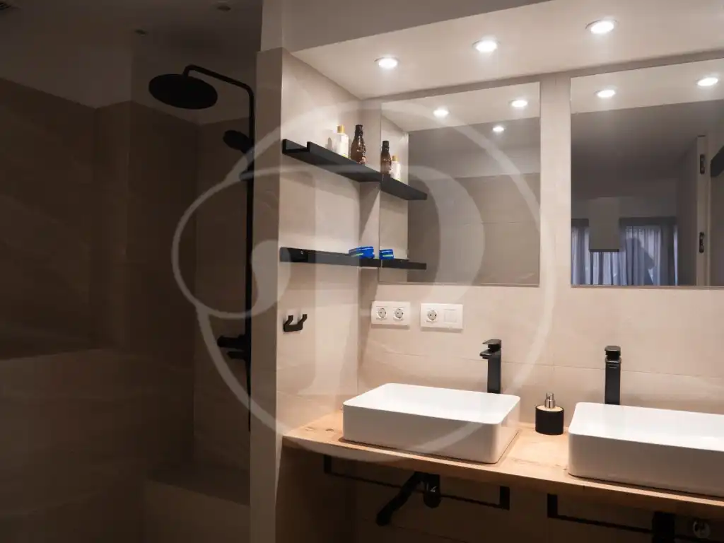 Bathroom of Study for sale in Valencia  with Air Conditioner