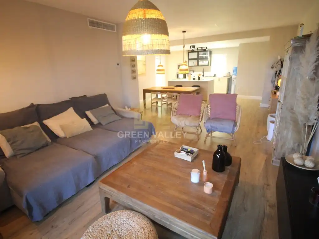 Wohnzimmer von Wohnungen zum Verkauf in Sotogrande mit Klimaanlage, Heizung und Privatgarten