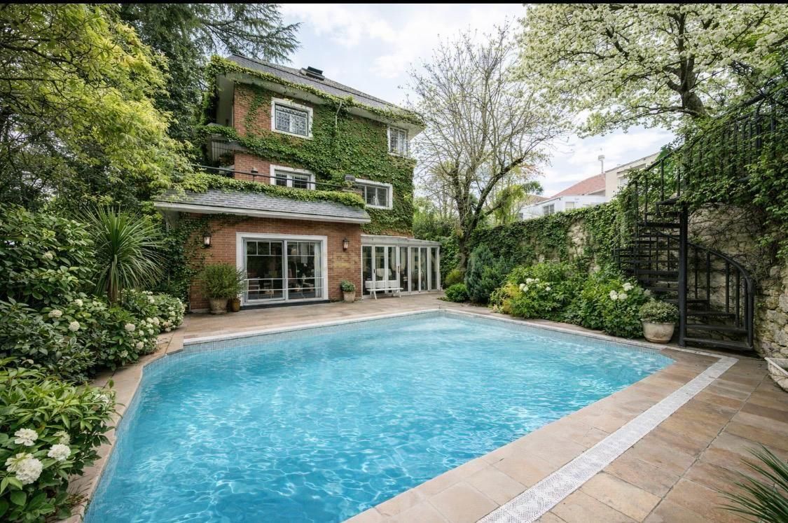 Swimming pool of House or chalet for sale in  Madrid Capital  with Air Conditioner, Private garden and Storage room