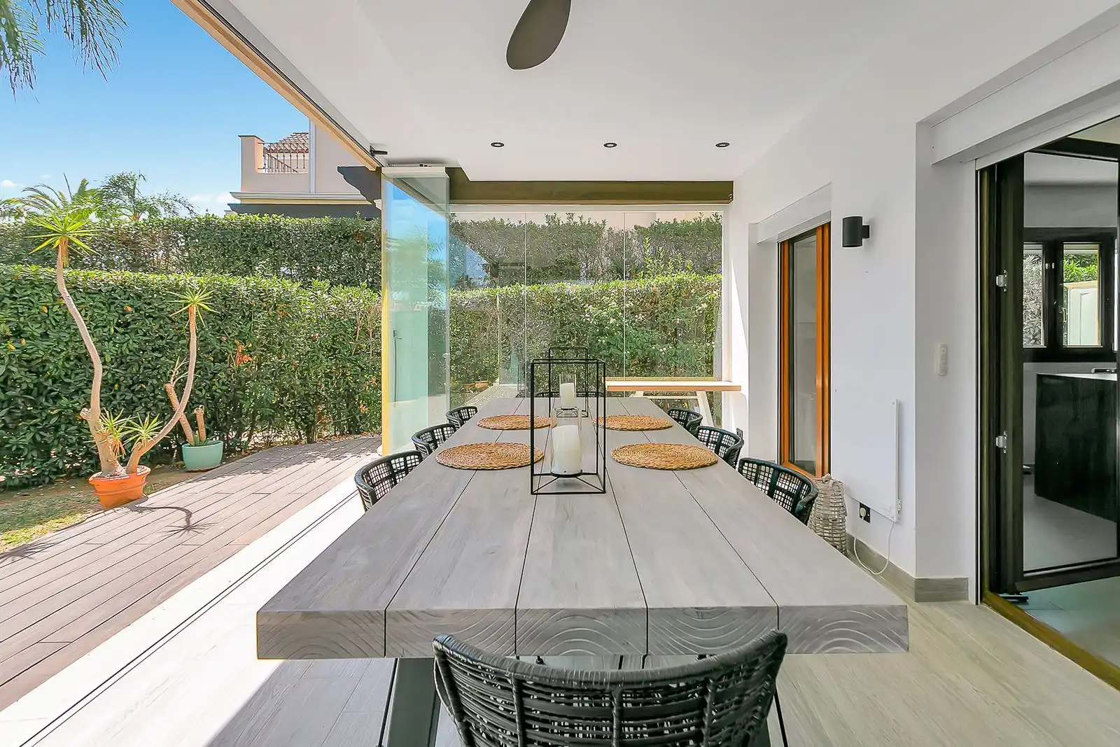 Terrasse von Einfamilien-Reihenhaus zum Verkauf in Estepona mit Privatgarten, Terrasse und Möbliert