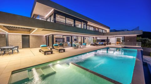 Espectacular villa de estilo moderno con 5 dormitorios y vistas panorámicas al mar y al campo de golf en La Reserva de Sotogrande.