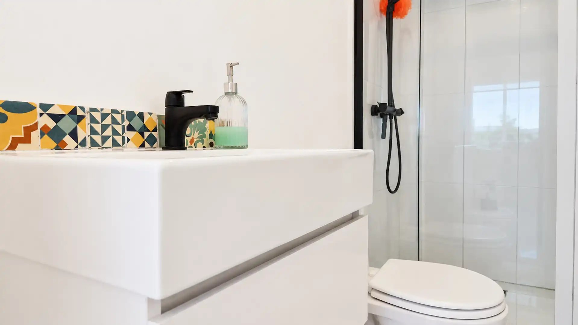 Badezimmer von Maisonette zum Verkauf in Manilva mit Privatgarten, Terrasse und Schwimmbad
