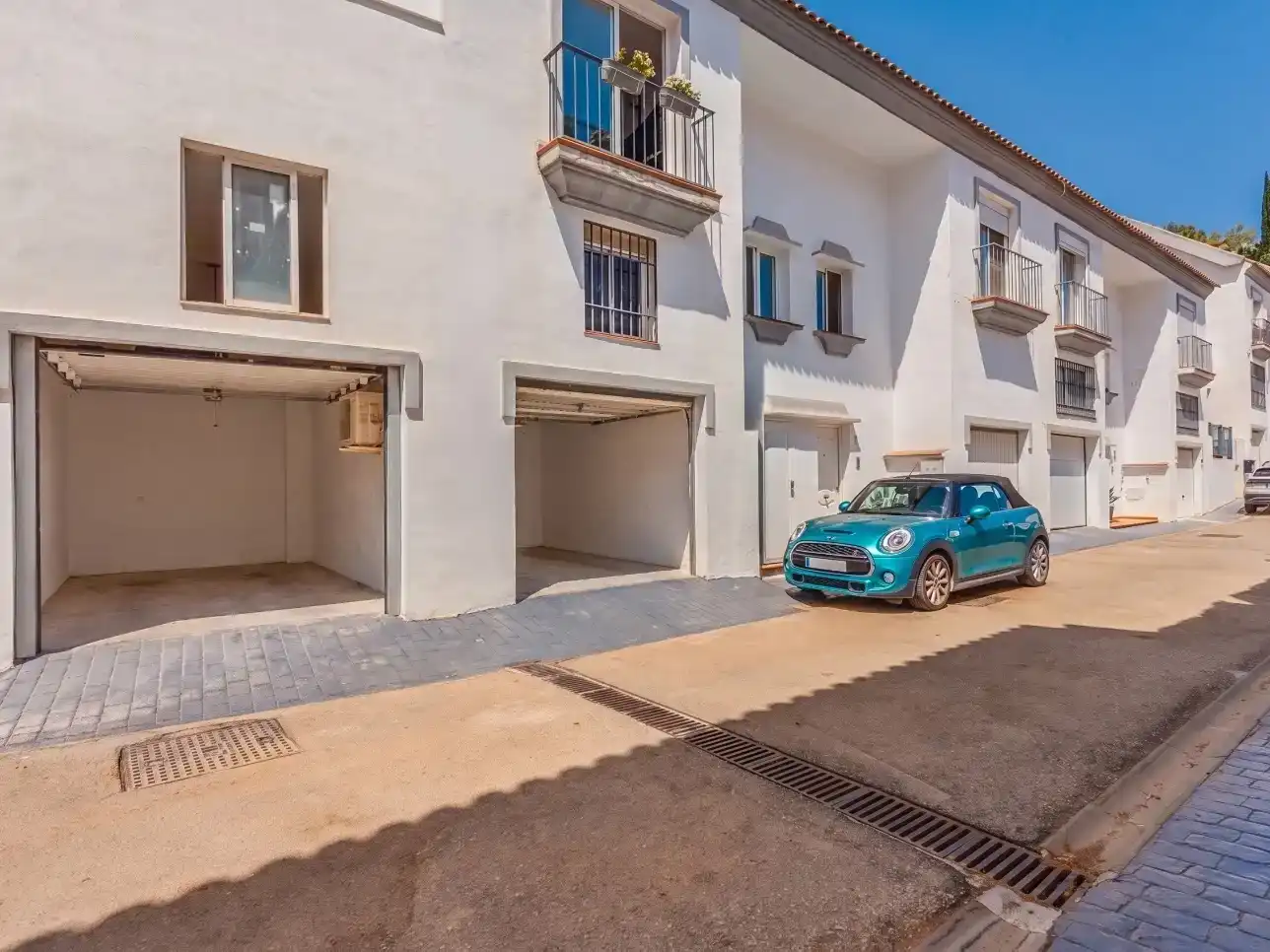 Aparcament de Casa adosada en venda en Fuengirola amb Aire condicionat, Terrassa i Piscina