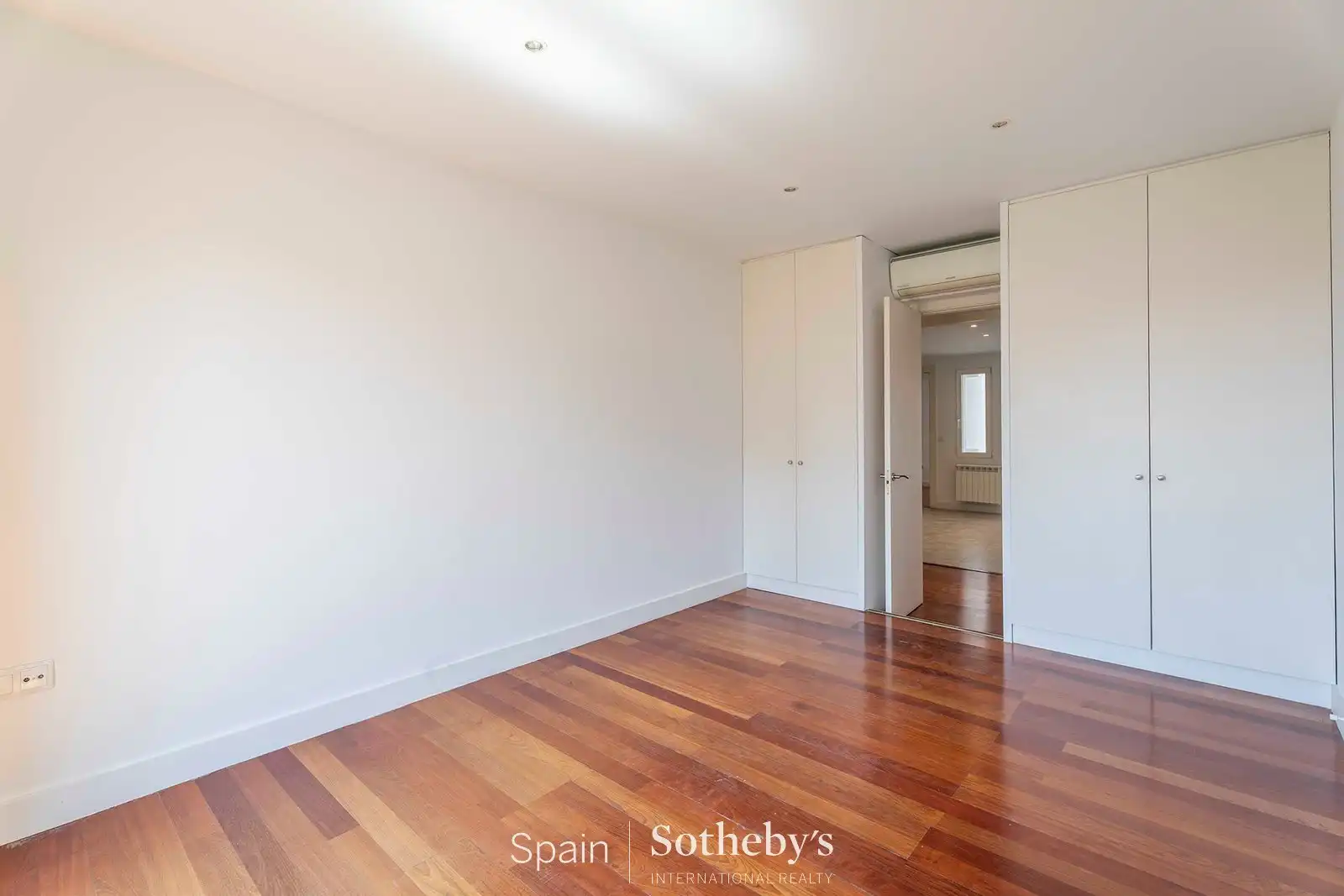 Apartament de lloguer a Plaza de Santa Bárbara, Justicia - Chueca