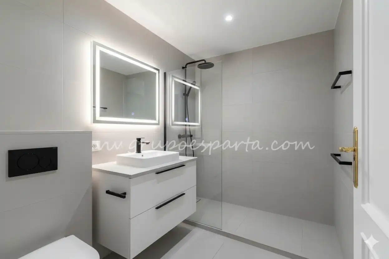 Bathroom of Flat for sale in Sevilla  with Air Conditioner and Terrace