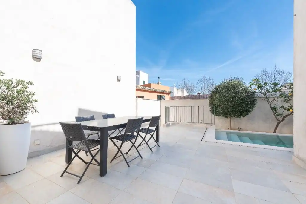 Terrasse von Einfamilien-Reihenhaus zum Verkauf in Pollença mit Klimaanlage, Heizung und Privatgarten