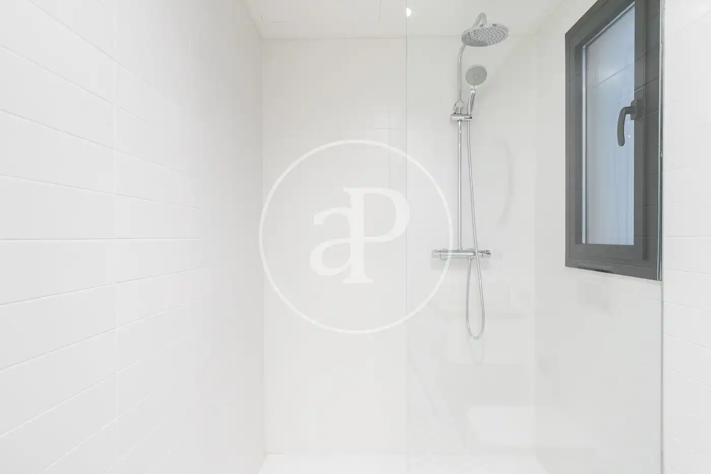 Badezimmer von Wohnung zum Verkauf in Barcelona mit Klimaanlage, Heizung und Balkon