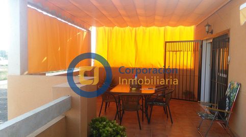 Ático con dos dormitorios, garaje y piscina comunitaria en Torre del Obispo