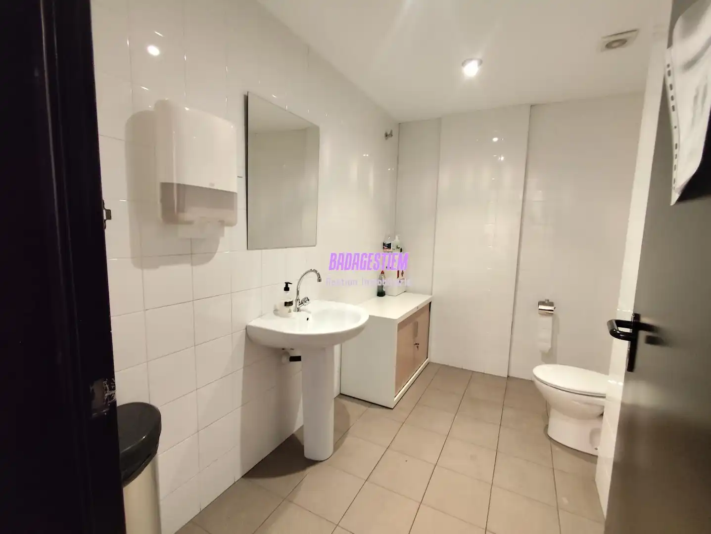 Badezimmer von Fabrikhallen zur Miete in Badalona