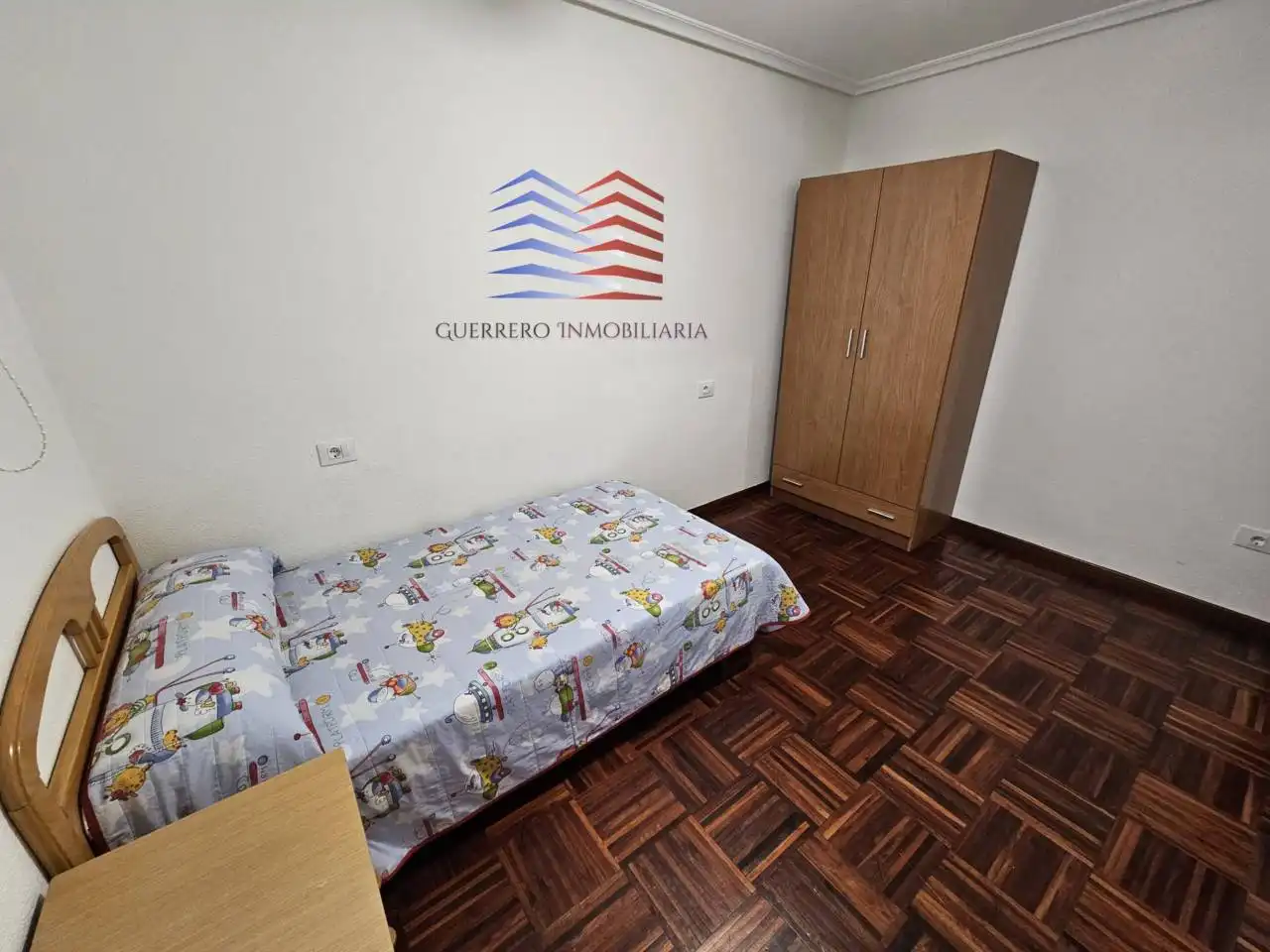 Dormitori de Apartament de lloguer en Ourense Capital  amb Calefacció, Parquet i Moblat
