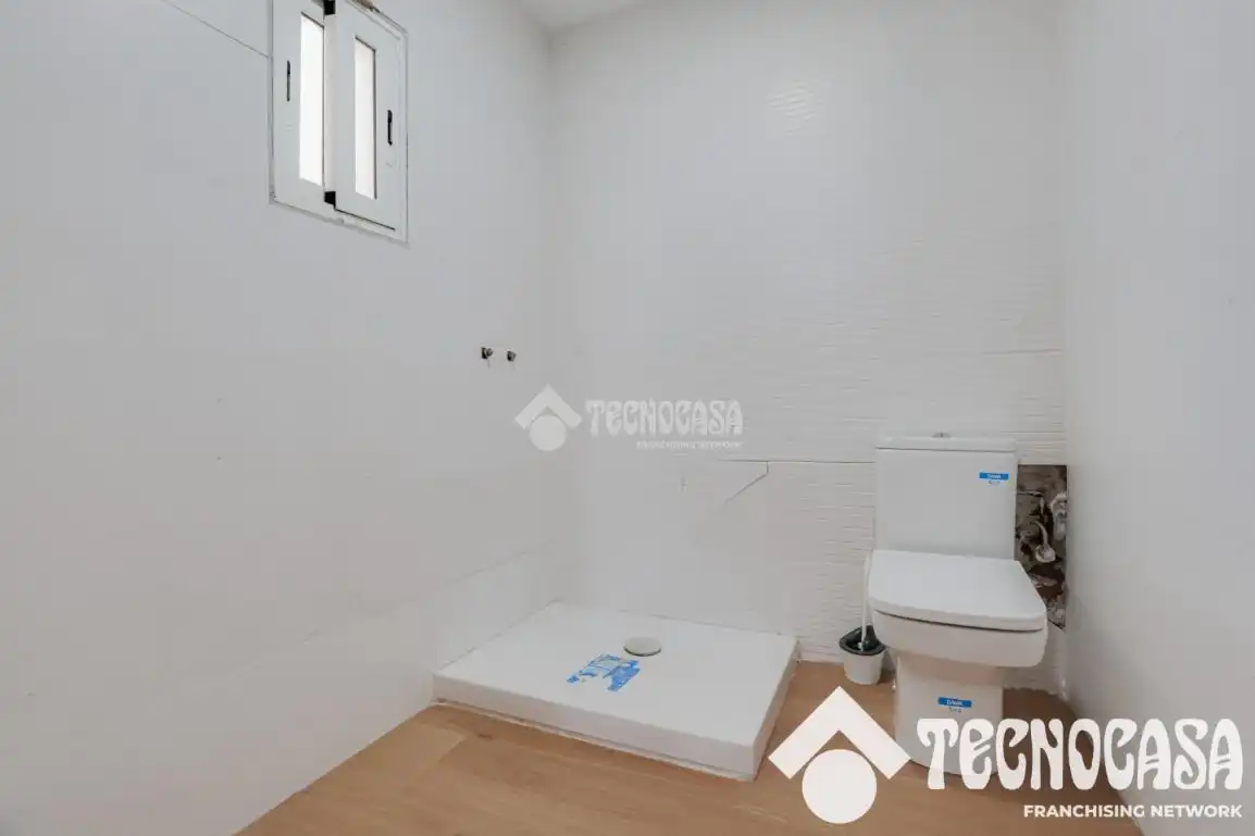 Bathroom of Flat for sale in Barcelona  with Parquet flooring and Alarm