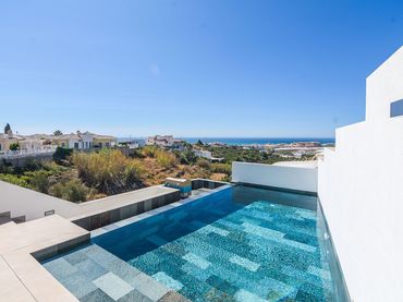 Chalet con piscina en venta en Torrox Park