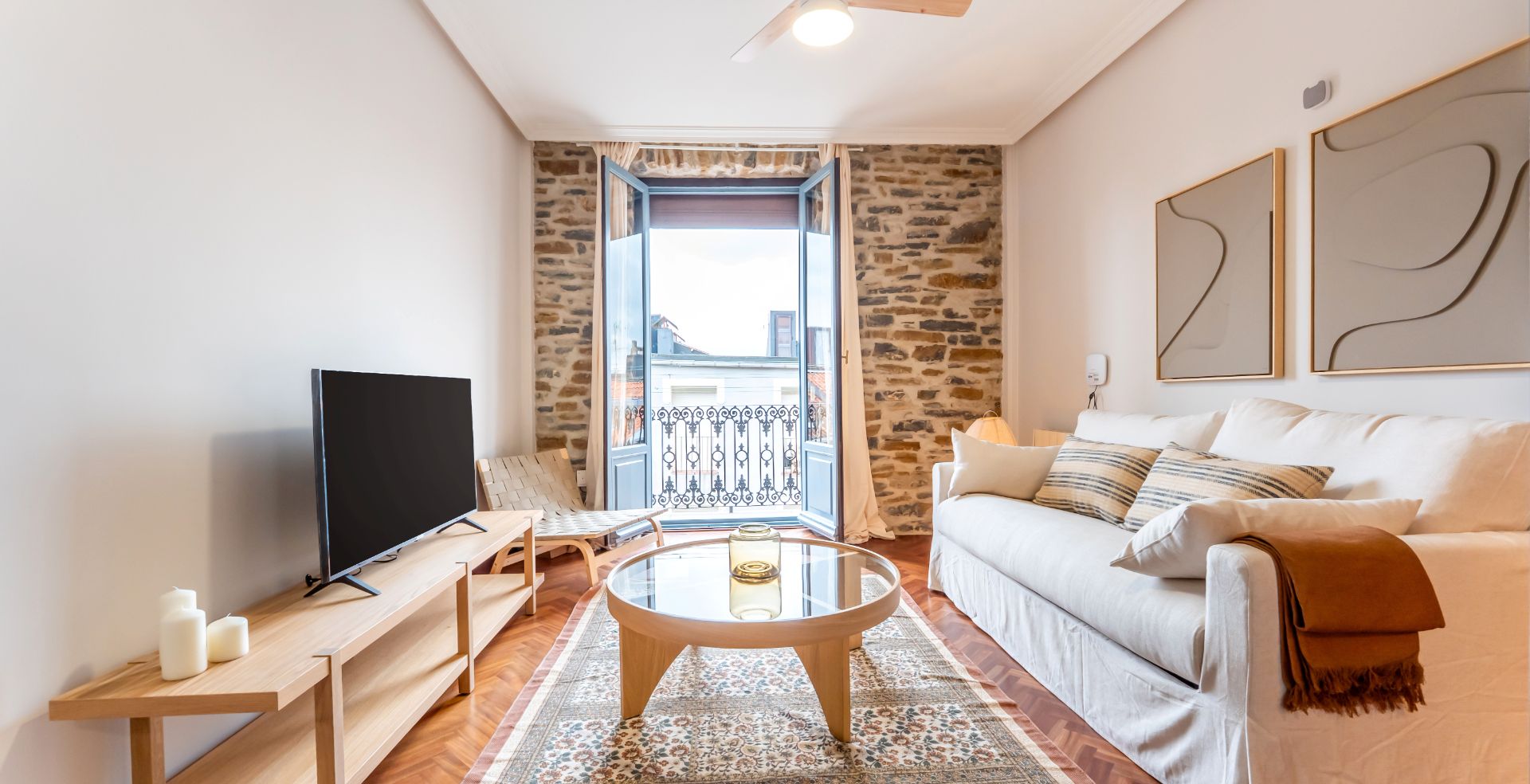Sala d'estar de Pis de lloguer en Donostia - San Sebastián  amb Aire condicionat, Calefacció i Parquet