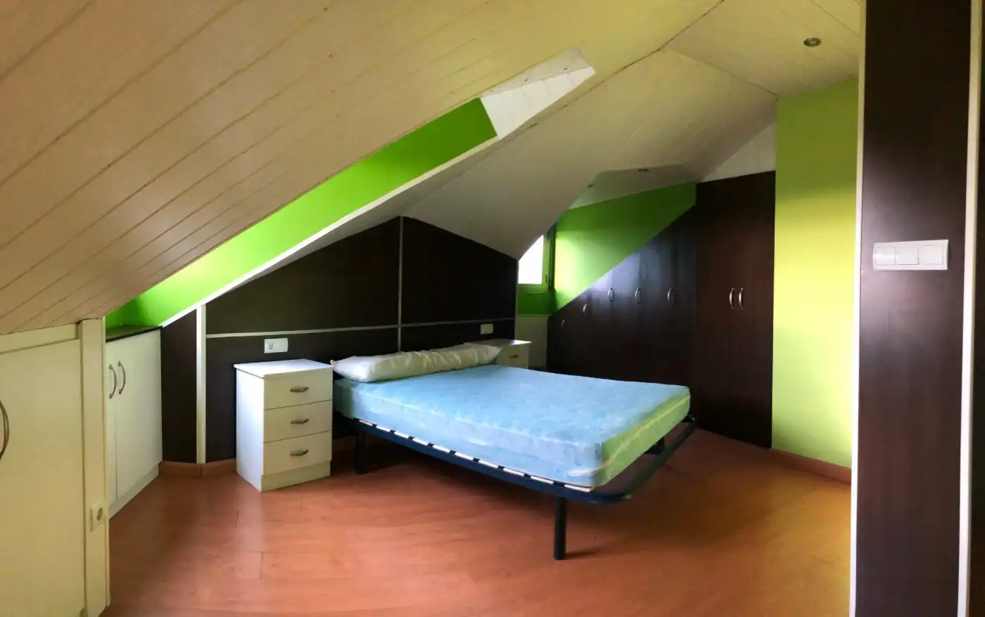 Habitación de Dúplex en venta en Camponaraya con Calefacción, Trastero y Amueblado