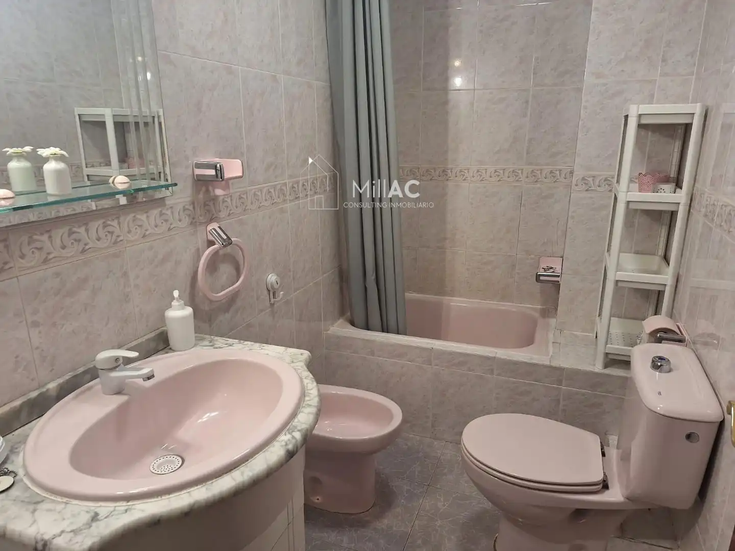 Bathroom of Flat for rent in Madrid  with Air Conditioner, Heating and Furnished