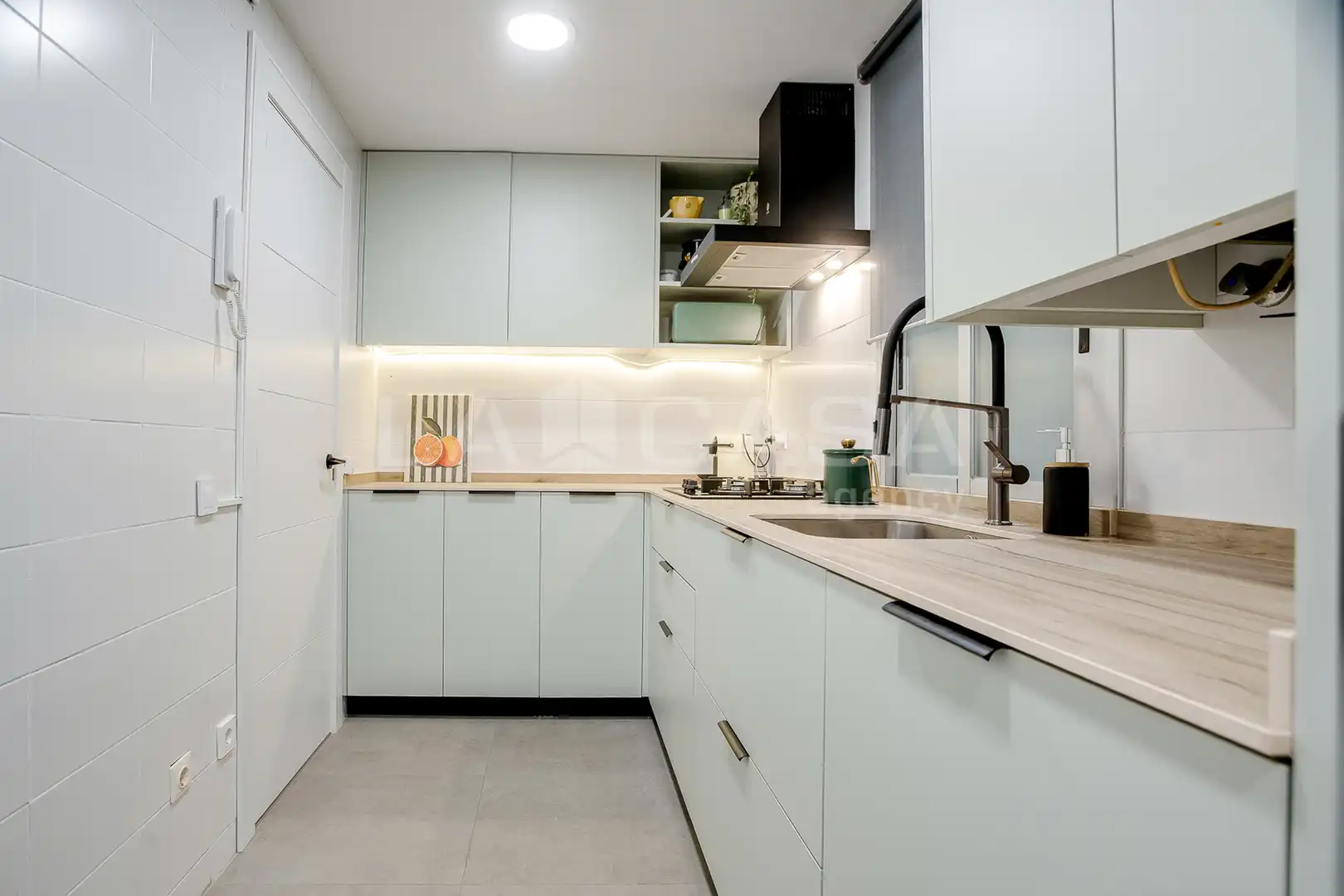 Cocina de Piso en venta en Barcelona con Calefacción, Trastero y Balcón