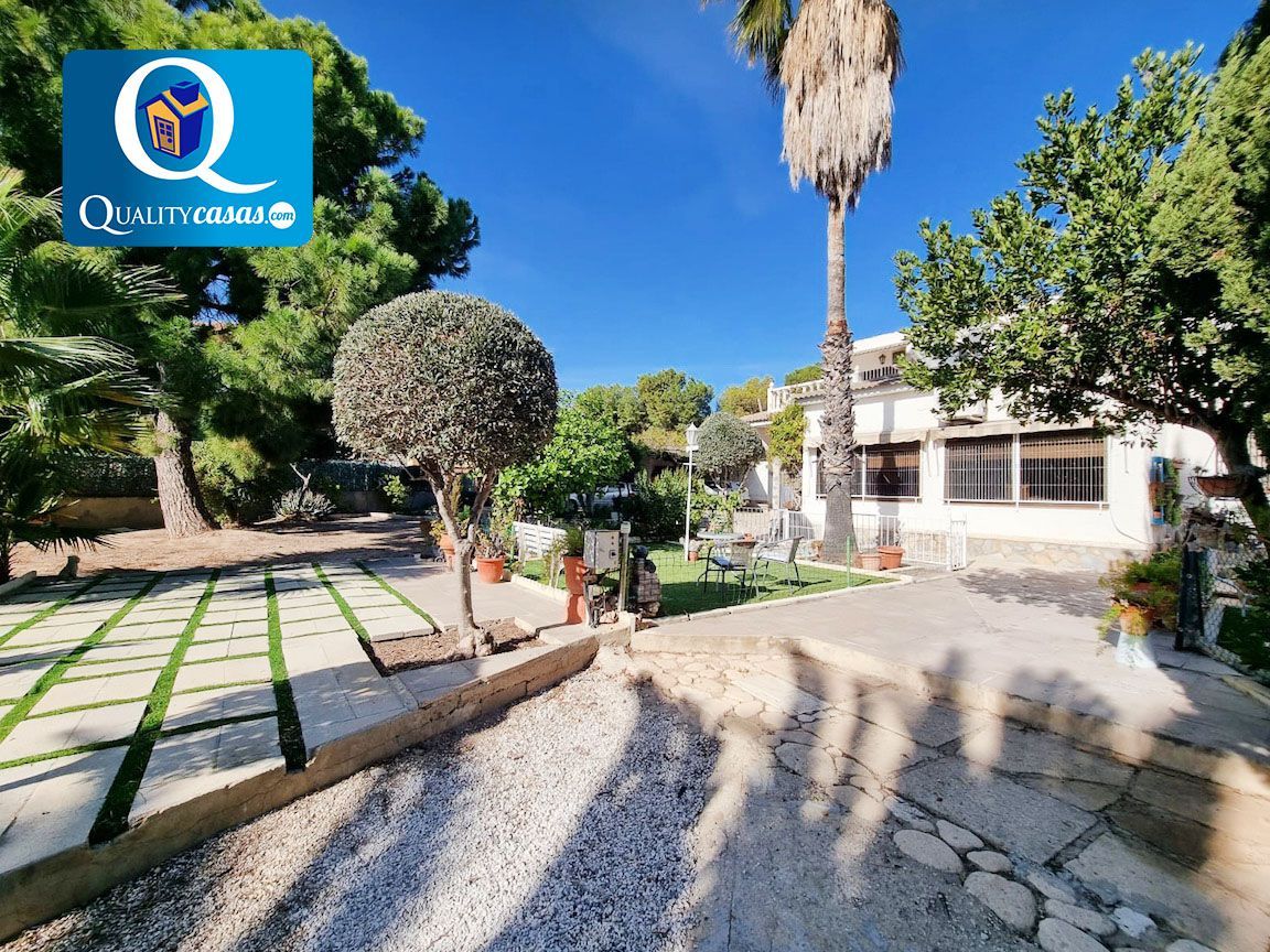 Vista exterior de Casa o xalet en venda en San Vicente del Raspeig / Sant Vicent del Raspeig amb Aire condicionat, Terrassa i Traster