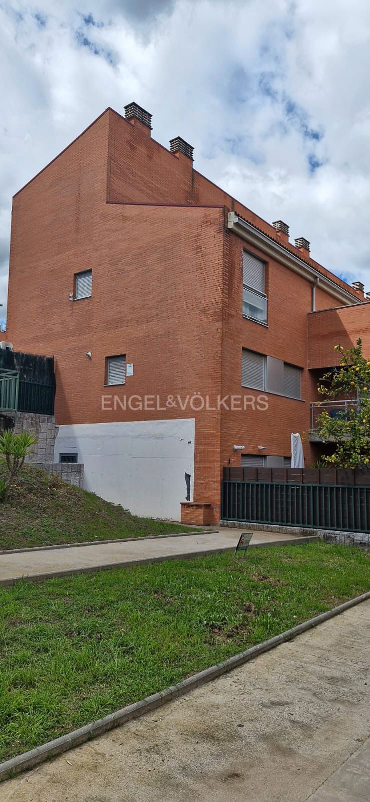 Vista exterior de Casa o xalet de lloguer en Sant Andreu de la Barca amb Aire condicionat, Calefacció i Jardí privat