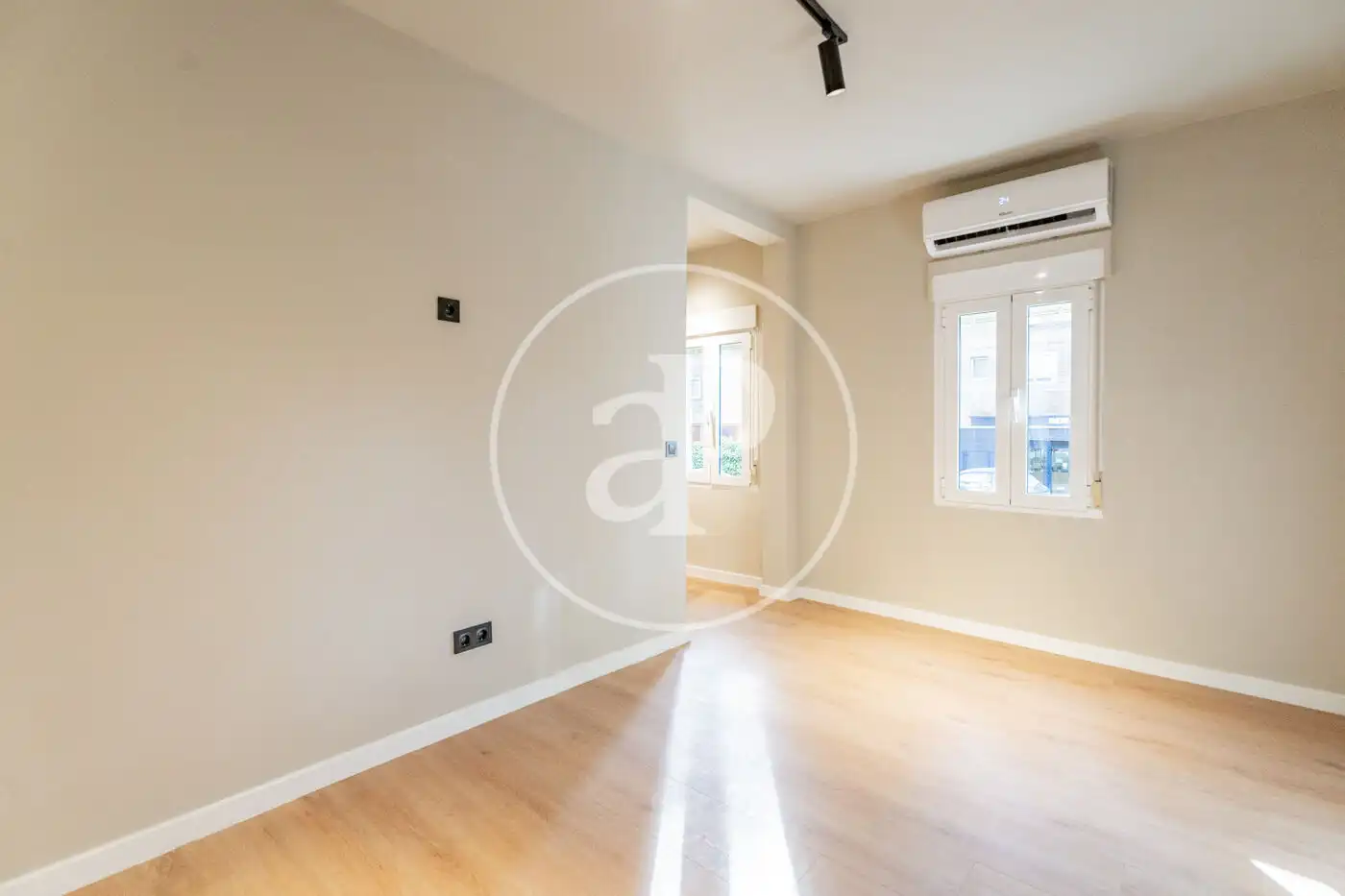 Living room of Flat for sale in Madrid  with Air Conditioner, Heating and Storage room