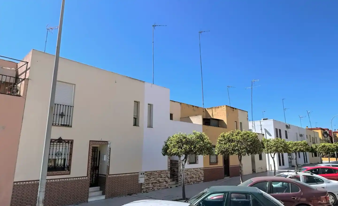 Vista exterior de Casa o xalet de lloguer en Coria del Río amb Aire condicionat