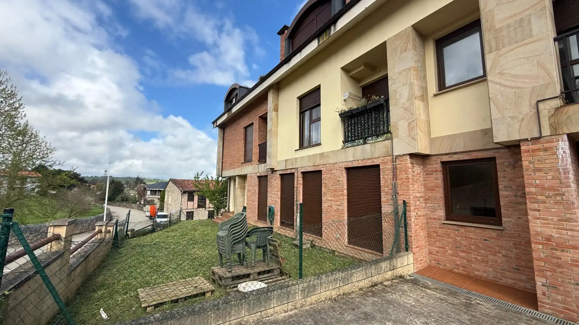 Vista exterior de Edificio en venta en Reocín