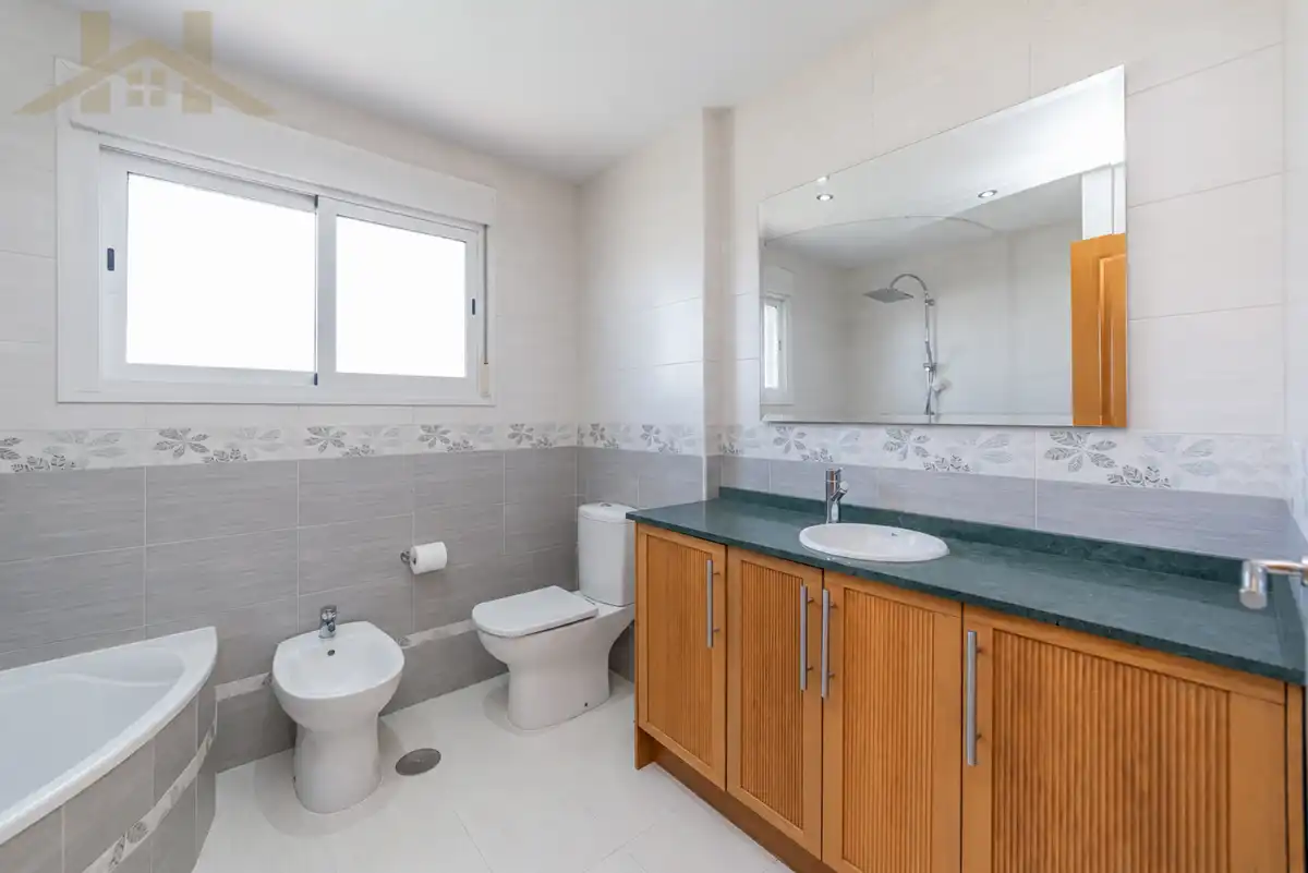 Badezimmer von Einfamilien-Reihenhaus zum Verkauf in Valdemoro mit Klimaanlage, Heizung und Privatgarten