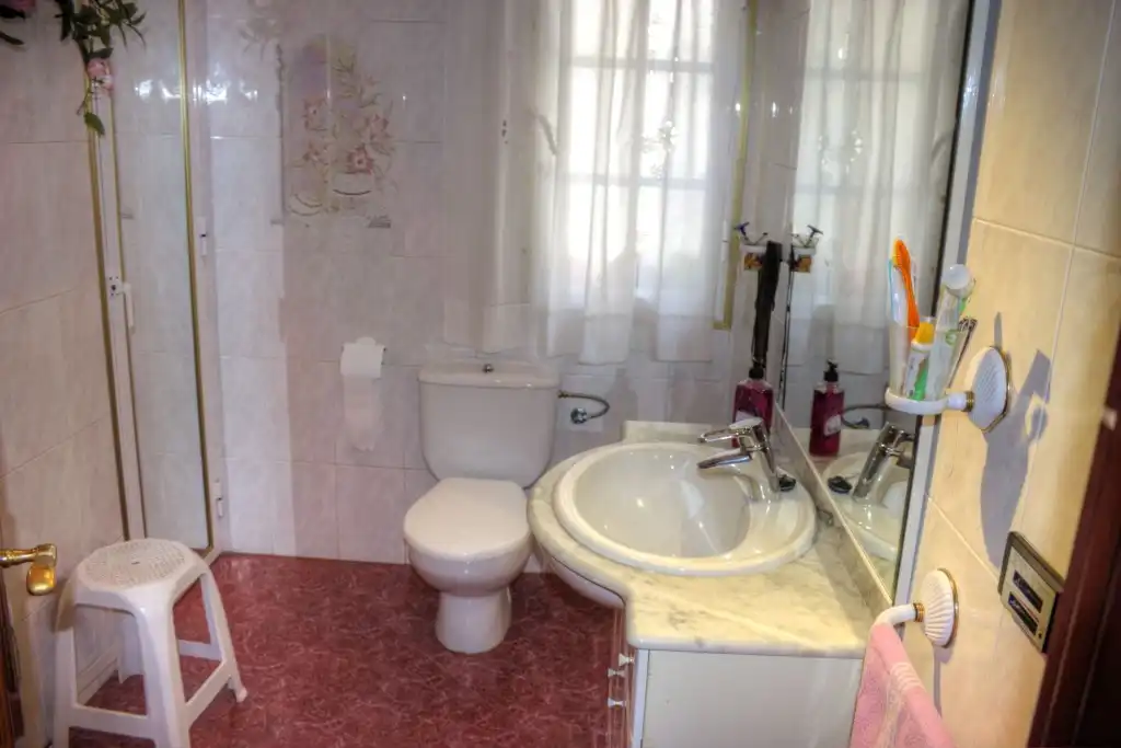 Bany de Casa adosada en venda en Casarabonela amb Aire condicionat, Jardí privat i Terrassa