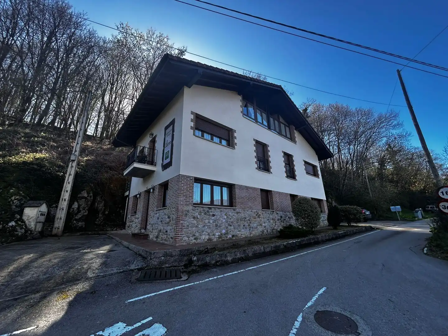 Vista exterior de Edificio en venta en Cangas de Onís