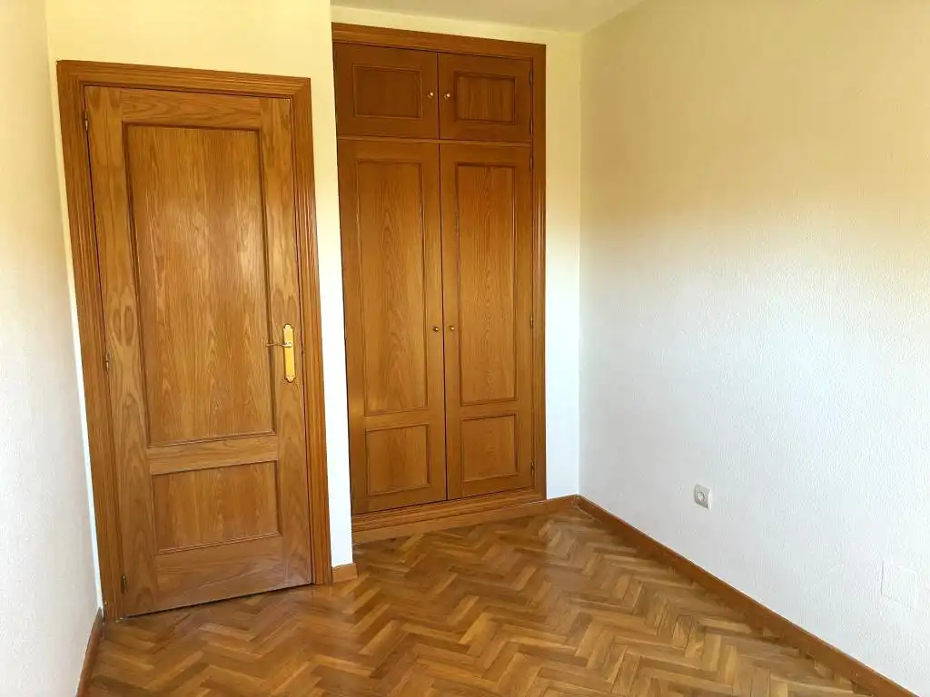 Schlafzimmer von Wohnung zur Miete in Sevilla la Nueva mit Klimaanlage, Heizung und Abstellraum