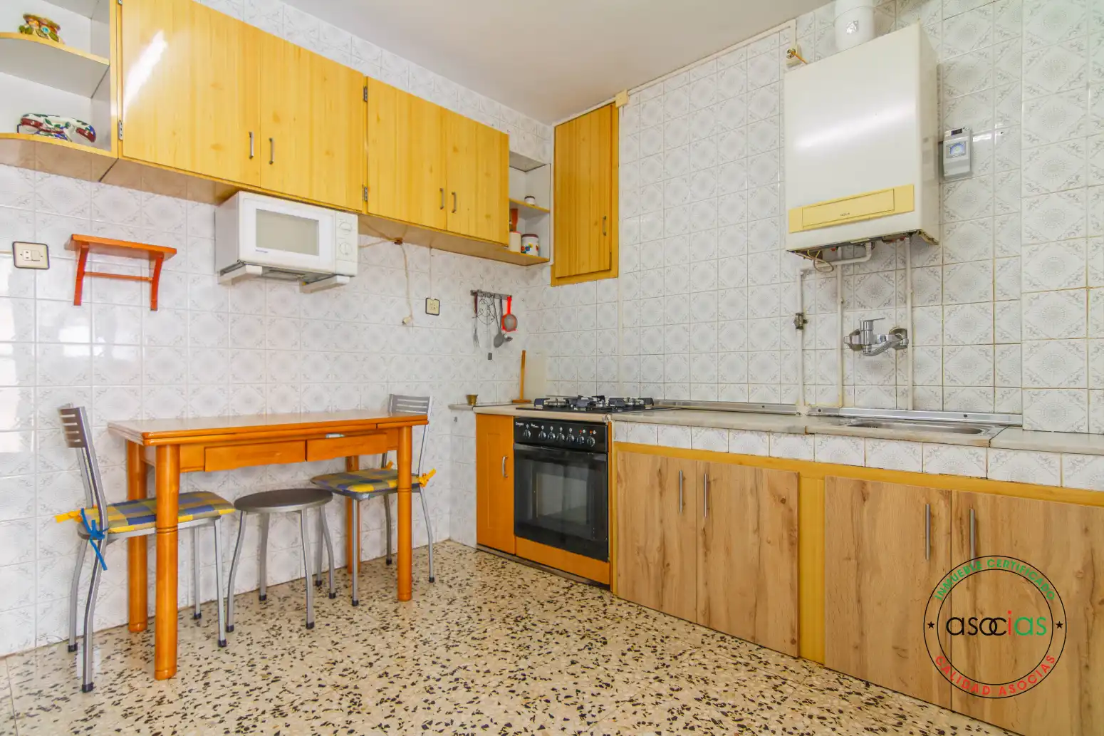 Cuina de Pis en venda en Oviedo  amb Calefacció, Parquet i Moblat