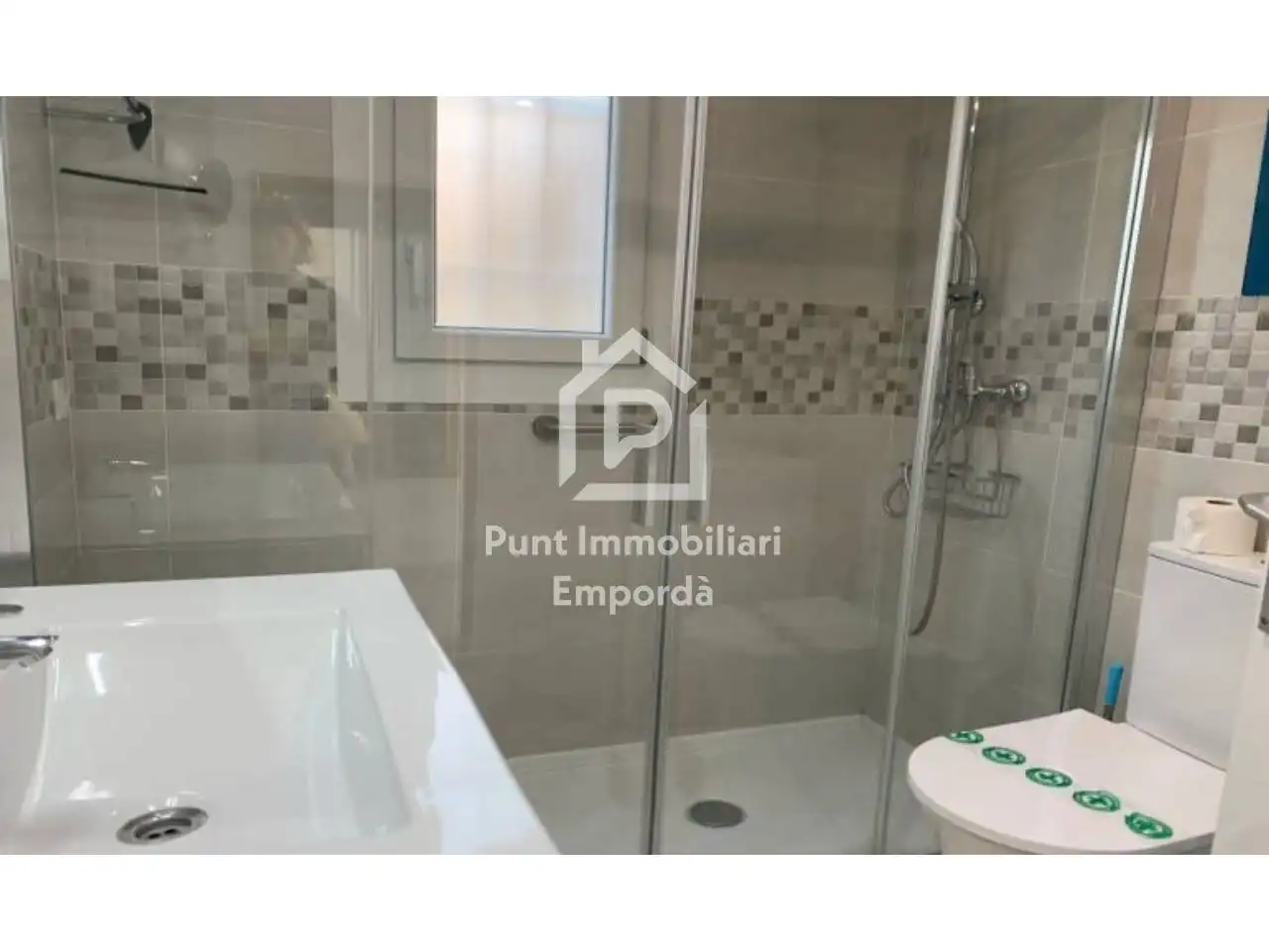 Bany de Pis en venda en Roses amb Aire condicionat, Calefacció i Terrassa