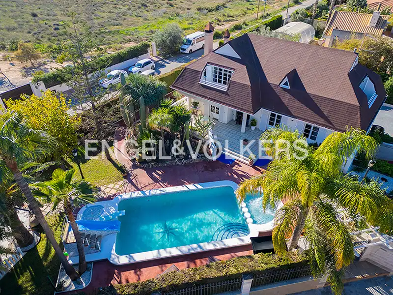 Exterior view of Houses for sale in San Vicente del Raspeig / Sant Vicent del Raspeig  with Air Conditioner, Heating and Private garden