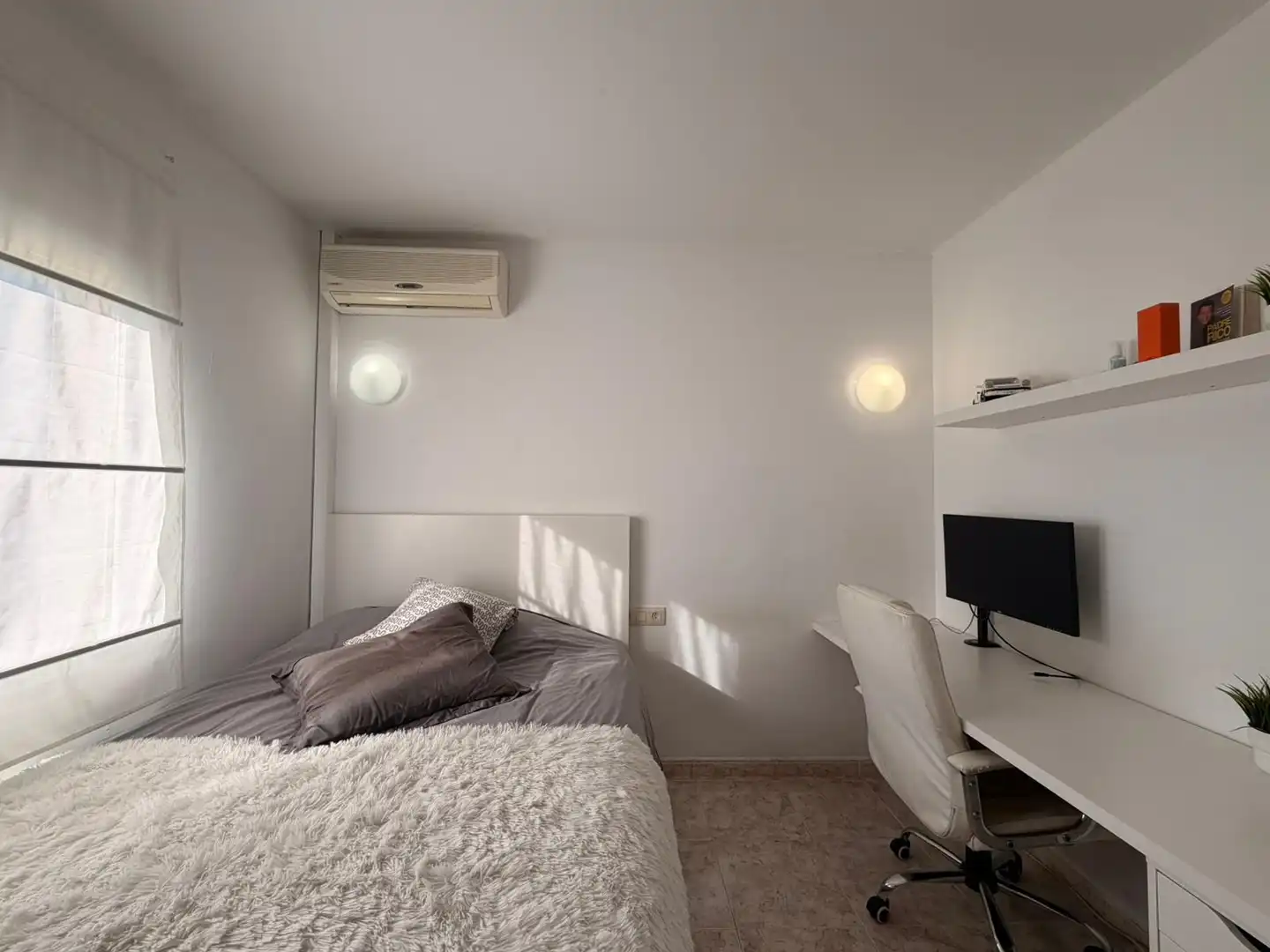Habitación de Casa adosada en venta en Vilablareix con Calefacción y Trastero