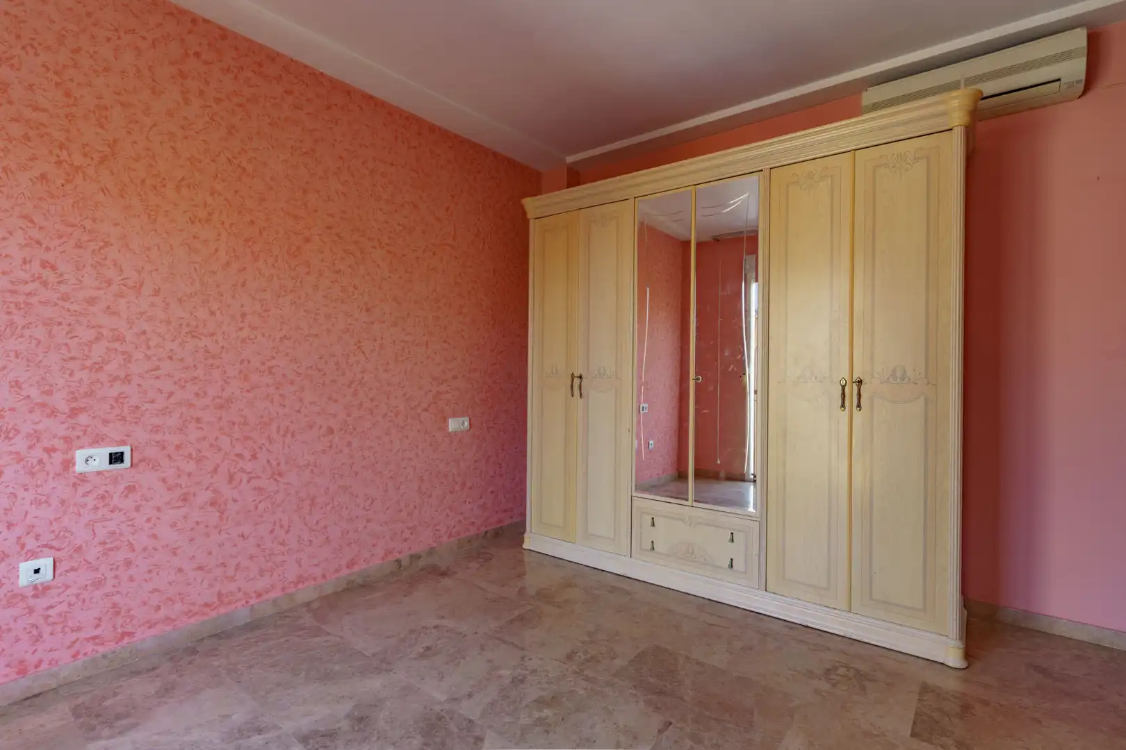 Schlafzimmer von Einfamilien-Reihenhaus zum Verkauf in Ogíjares mit Klimaanlage, Heizung und Terrasse