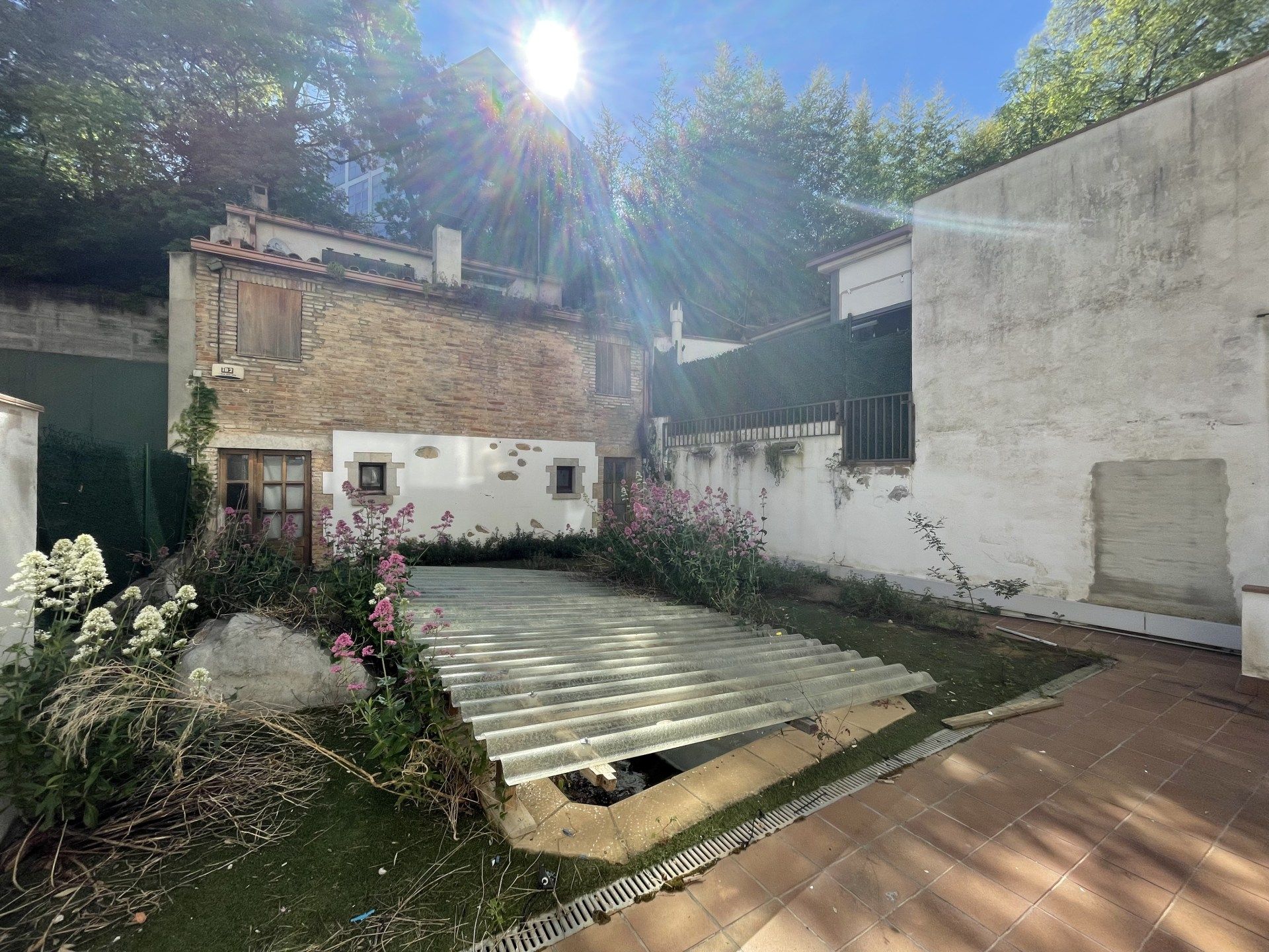 Jardí de Finca rústica en venda en Girona Capital amb Piscina