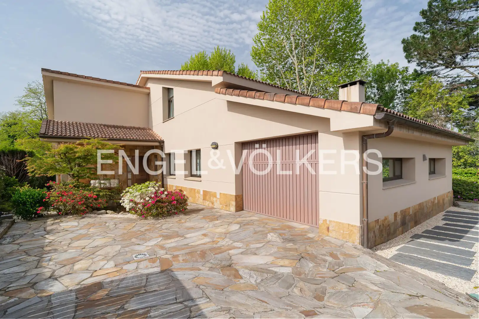 Vista exterior de Casa o xalet en venda en Oleiros amb Calefacció, Jardí privat i Terrassa
