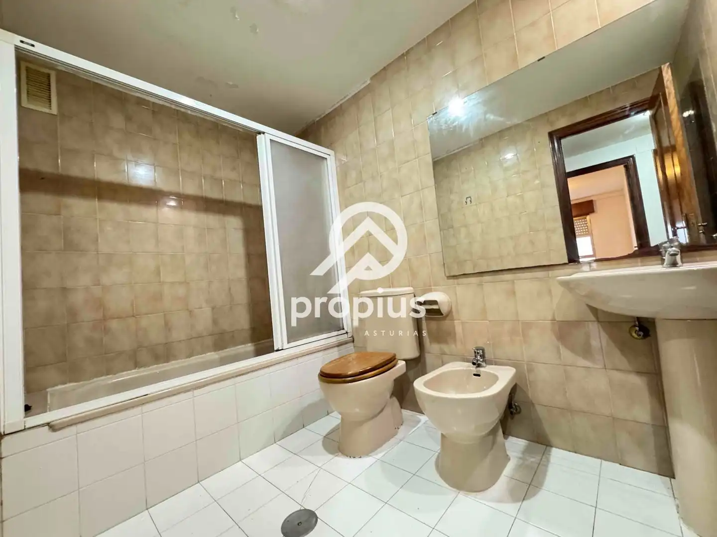Baño de Piso en venta en Oviedo  con Calefacción, Parquet y Terraza