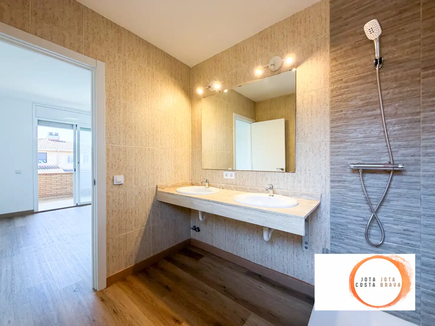 Badezimmer von Einfamilien-Reihenhaus zum Verkauf in Tordera mit Heizung, Privatgarten und Parkett