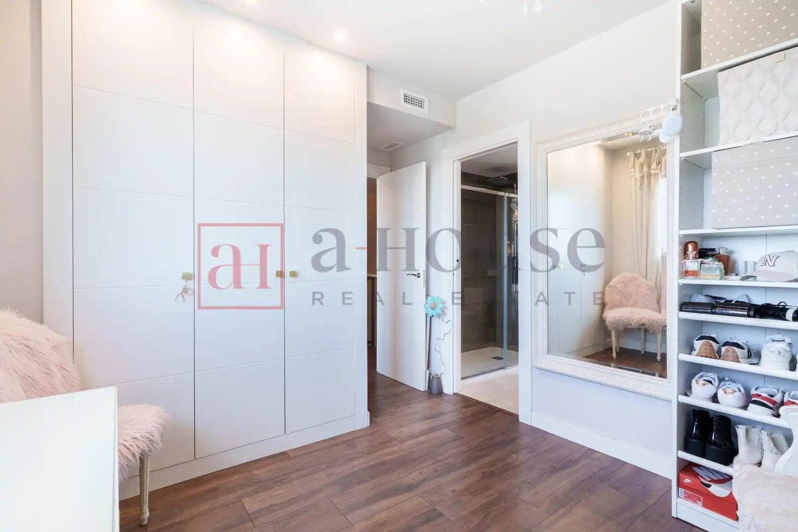 Habitación de Casa adosada en venta en Boadilla del Monte con Aire acondicionado, Calefacción y Jardín privado