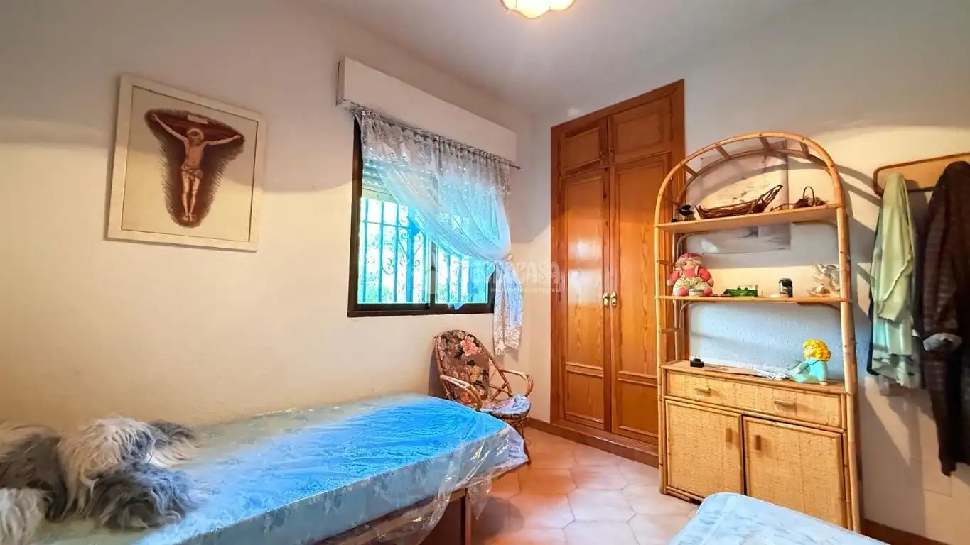 Habitación de Casa adosada en venta en Camarena con Calefacción, Trastero y Piscina comunitaria