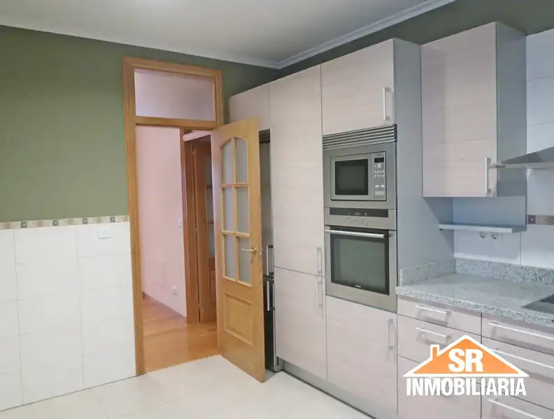 Cuina de Pis de lloguer en A Coruña Capital  amb Calefacció, Parquet i Forn