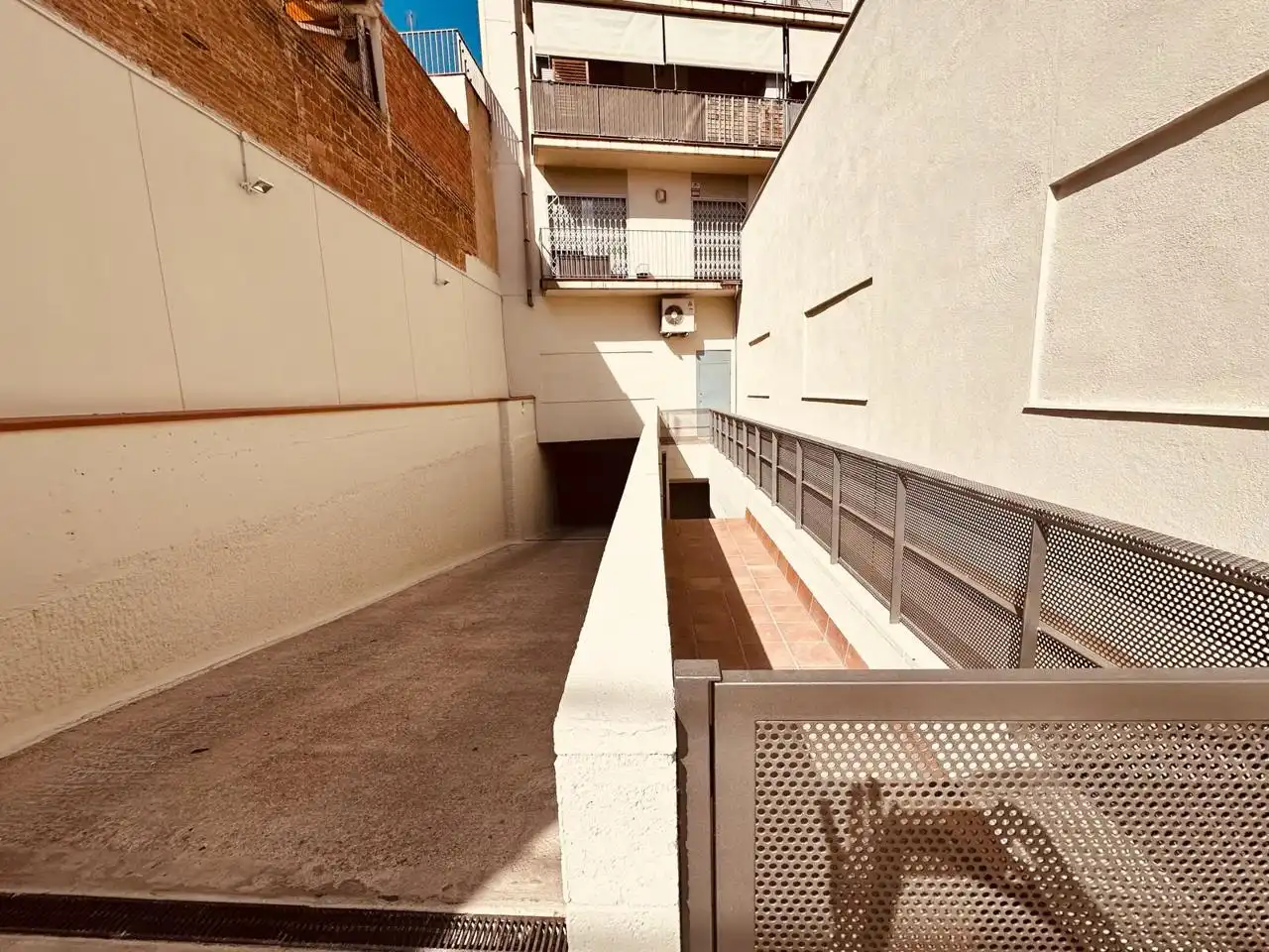 Vista exterior de Garatge en venda en Gavà